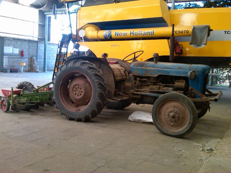 20100413-1348_dexta_01.jpg - Fordson Dexta met bietenzaaier.