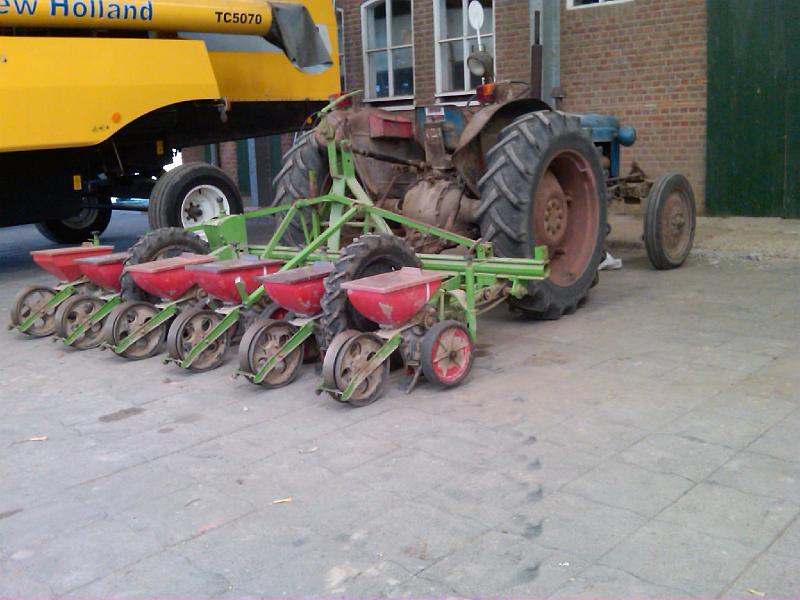 20100413-1348_dexta_02.jpg - Fordson Dexta met bietenzaaier.