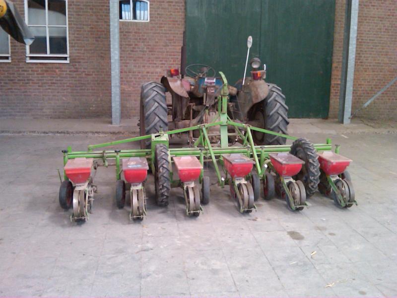 20100413-1348_dexta_03.jpg - Fordson Dexta met bietenzaaier.